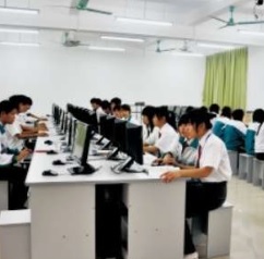 重庆经济贸易学校计算机房