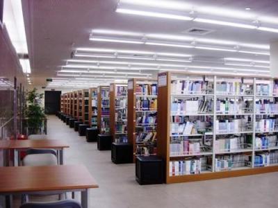 贵州城市职业学院五年制大专阅览室